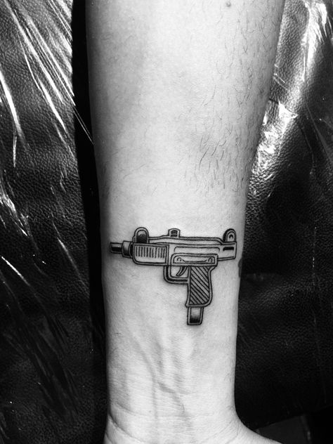 Uzi gun tattoo Lion Tattoo, Finger Tattoos, Gta 5 Tattoo Ideas, Uzi Tattoo, Tatoos Men, Type Tattoo, Men Type, Chill Photos, Minimal Tattoo