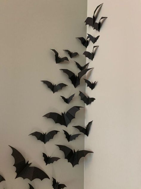 Bat Template, Dekorasi Halloween, October Decorations, Bat Decorations, Cheap Halloween Decorations, Casa Halloween, Easy Fall Wreaths, Diy Halloween Decor, Adornos Halloween