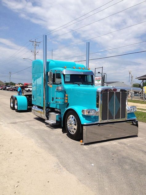 I think this is just about my favorite truck color. Custom Big Rig, Tractor Trailer Truck, Peterbilt 389, Peterbilt 379, Custom Big Rigs, Heavy Duty Trucks, Show Trucks, Peterbilt Trucks, Big Rig Trucks