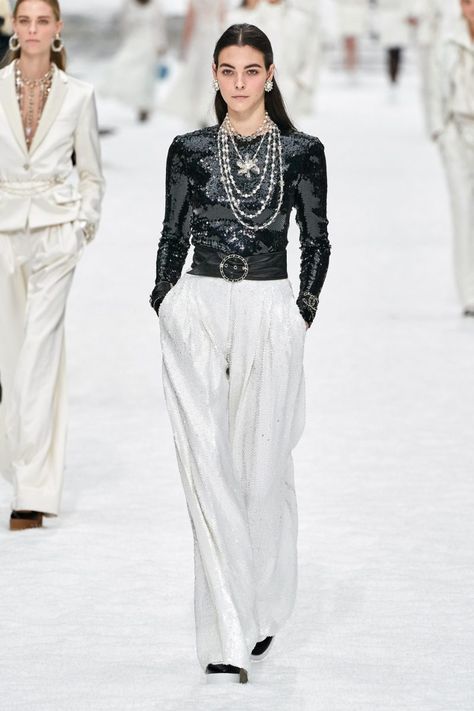 Chanel Fall 2019, Moda Chanel, Mode Chanel, Catwalk Fashion, Mode Chic, Chanel Fashion, Fall Collection, Runway Looks, Fashion Show Collection