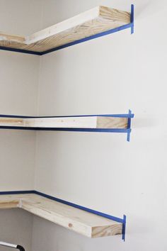 DIY floating shelves (spackle _ click through for more) Bamboo Shelves, Spending Budget, Corner Shelf Ideas, Shelves Furniture, Ladder Shelves, Diy Floating Shelves, Floating Shelves Bedroom, Shelves Bathroom, Open Bathroom