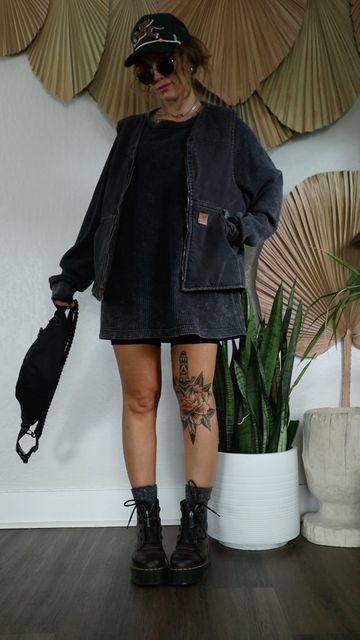 Black Spring Outfits Aesthetic, Y Shirt Outfit, Oversized Carhartt Shirt Outfit, Black Dress And Docs, Summer Outfit Edgy, Edgy Sundress Outfit, How To Dress Edgy, Women’s Grunge Fashion, Vintage Alt Outfits