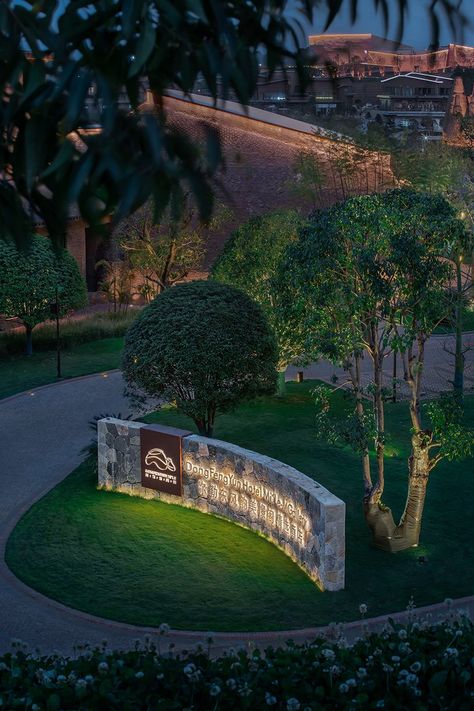 dongfengyun hotel mi'le — Mgallery in yunnan, china Monument Signage, Entrance Signage, Hotel Landscape, Detail Arsitektur, Resort Architecture, Entrance Gates Design, Hotel Entrance, Desain Lanskap, التصميم الخارجي للمنزل