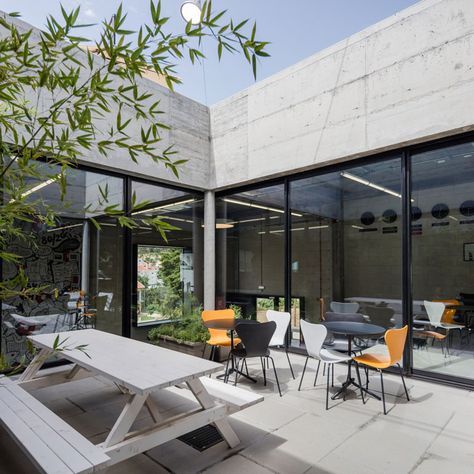 Inloki Plays With Indoor/Outdoor Space for an Outsystems Office in Portugal Balayage, Office Outdoor Area, Outdoor Meeting Room, Corporate Outdoor Space, Indoor Outdoor Office, Office Outdoor Design, Office Terrace Design, Office Outdoor Space, Outdoor Working Space