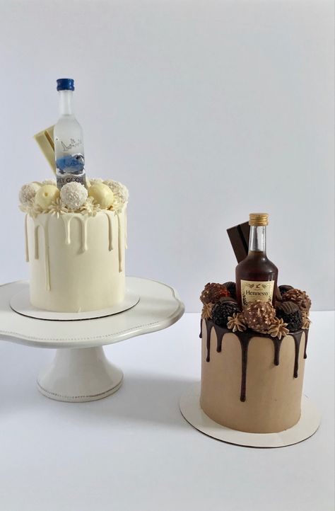 White cake with white drip. White chocolates surround the top. Mini alcohol bottle sits in the middle. To the right a chocolate cake with chocolate drip. Chocolate candies surround the top and there is also a mini alcohol bottle in the middle. Mini 21st Birthday Cake, Cake With Liquor Bottles On Top, Cake For Alcohol Lovers, Birthday Alcohol Bottle, Drinks Cake Design, Cake With Bottles On Top, Mini Alcohol Bottle Cake, 21st Birthday Cake With Alcohol Bottles, Cake With Bottles Of Alcohol