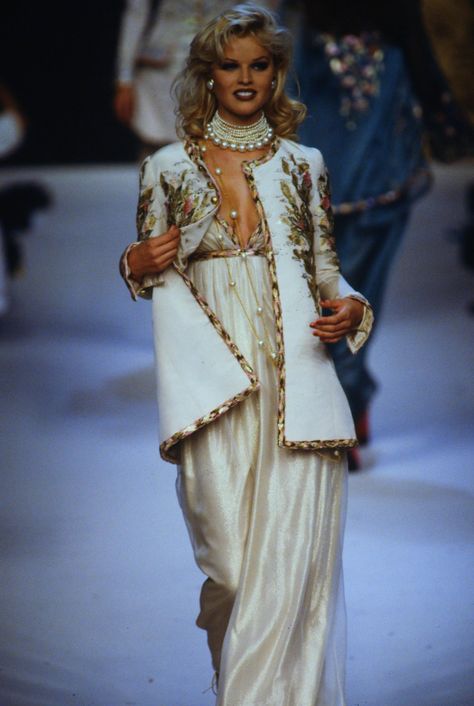 Beauty And Fashion Chanel Fashion Show Stage, 70s Chanel Runway, Couture, Haute Couture, Chanel 1992 Haute Couture, Runway Fashion 1990, Old Chanel Runway, Chanel 1990s Fashion, 90s Couture Fashion