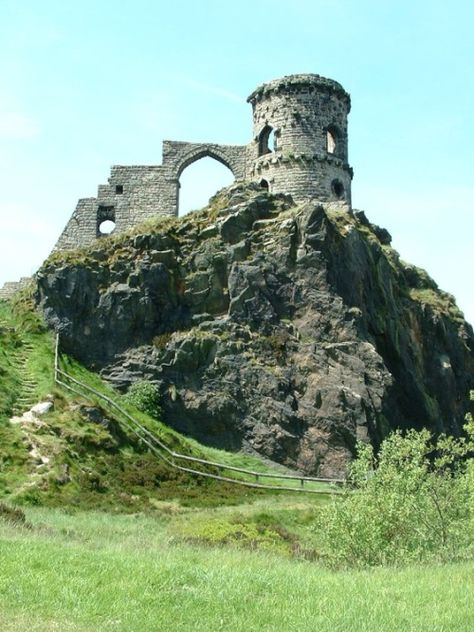 Castle Photo, Old Abandoned Buildings, Old Castle, Castle Ruins, Chateau France, Fantasy Setting, Beautiful Castles, Architecture Old, Medieval Castle