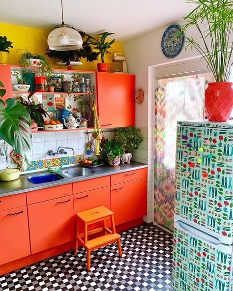 Small Kitchen Ideas Colorful, Colorful Eclectic Home Kitchen, Colorful Eclectic Home Bedroom, Small Colorful Kitchen, Modern Colorful Kitchen, Colorful Eclectic Kitchen, Orange Cabinets, Bohemian Style Kitchen, Checkerboard Floor