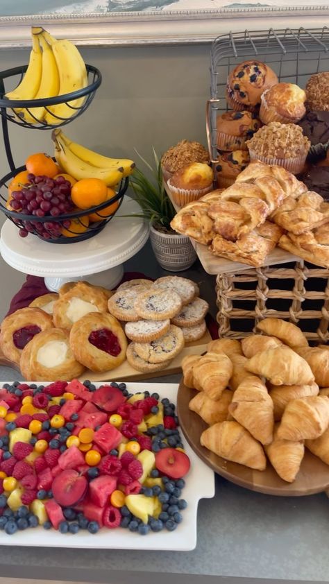 Breakfast Bar Buffet, Breakfast Ideas For Office Party, Essen, Birthday Brunch Party Food, Brunch Ideas For Ladies, Croissant Brunch Bar, Breakfast Bar For Guests, Breakfast Continental Ideas, Homecoming Breakfast Ideas