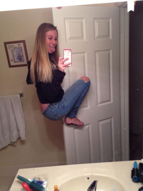 hanging on the door selfie Humour, Fashion Fail, Tumblr, Tumblr Selfies, Selfie Fail, Funny Selfies, Funny Tumblr, Seriously Funny, Weird Pictures