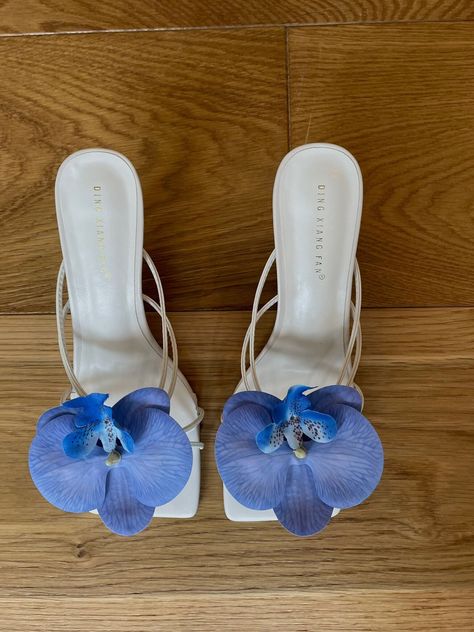 Beautiful orchid heels perfect for your summer holiday or any special occasion. Orchid Heels Outfit, Orchid Sandals, Orchid Heels, Flower High Heels, Blue Orchid Flower, Flower Heels, Heels Aesthetic, Flower Sandals, Flower Shoes