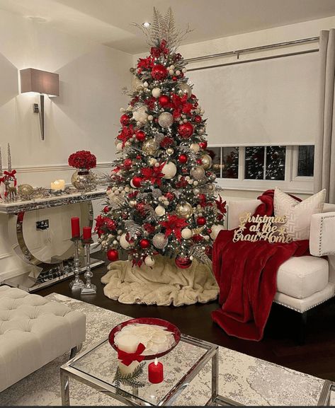 30 STUNNING CHRISTMAS TREE TREND IDEAS THAT YOU’LL OBSESS OVER - Natal, Pohon Natal Aesthetic, Crismas Tree Ideas, Burgandy Christmas Tree Ideas, Christmas Tree Ideas 2023 Trends, Diy Christmas Decorations Outdoor, Burgundy Christmas Tree, Christmad Tree, Crismas Tree