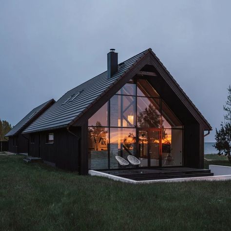 10 black cabins in remote places around the world Black Cabins, Remote Cabin, Black Cabin, Plan Chalet, Geodesic Dome Homes, Wooden Facade, Haus Am See, Modern Barn House, Casas Coloniales