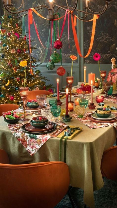 Planning a vibrant Christmas celebration? Check out this latest Party Place blog for inspiration! #PartyPlace #ChristmasParty #Christmas Christmas 2023 Tablescapes, Christmas Table Settings Eclectic, Christmas Tablescapes Colorful, Christmas Decor Ideas 90s, Bright Christmas Table Decor, Grandmillenial Christmas Table, Hipster Christmas Decor, Alternative Christmas Color Palette, Ribbon And Tinsel On Christmas Tree