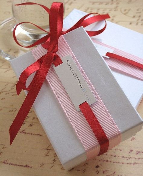 luxurious gift wrapping ideas | the most simple packaging can turn out to look even more luxurious ... Creative Wrapping, Wrapping Gift, Simple Packaging, Gift Wraping, Creative Gift Wrapping, Present Wrapping, Pretty Packaging, Wrapping Ideas, E Card