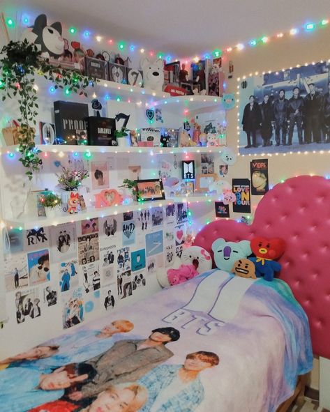 Organisation, Bts Room Ideas, Purple Aesthetic Bedroom Ideas, Kpop Fan Aesthetic, K Pop Room Ideas, Korean Style Room, K-pop Room, Kpop Room Ideas, Ideas Para Decorar Cuartos