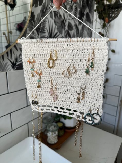 Crochet Earring Holders, Jewelry Hanging Organizer, Displaying Crochet Items, Jewellery Hanger Crochet, Crochet Jewelry Hanger Pattern, Crochet Earring Organizer, Diy Jewelry Wall Organizer, Crotchet Wall Art, Jewellery Hanger Diy