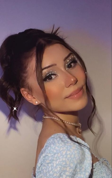 makeup with blue eyeshadow and pearls aesthetic Light Blue Glam Makeup, Makeup Looks With Pearls, Makeup For Silver Dress, Makeup With Pearls, Makeup Looks Prom, Blue Dress Makeup, Disco Makeup, Concert Makeup, Natural Glam Makeup