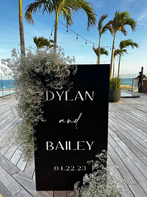 Welcome Wedding Sign Black And White, Destination Wedding Black And White, White And Black Welcome Sign, Minimalist Wedding Photobooth, Beach Black Wedding, Black Welcome Wedding Sign, Summer Wedding Black And White, Black And White Mexico Wedding, Black White Beach Wedding