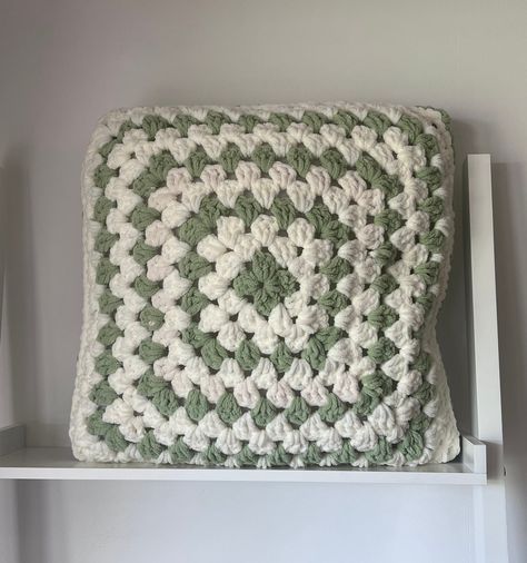 DIY Throw Pillow Designs for Stylish Home Decor Yarn Diy Projects, Crochet Pillow Patterns Free, Crochet Pillow Cases, Granny Square Haken, Cushion Cover Pattern, Pillow Covers Pattern, Crochet Cushion, Crochet Cushion Cover, Crochet Pillow Cover