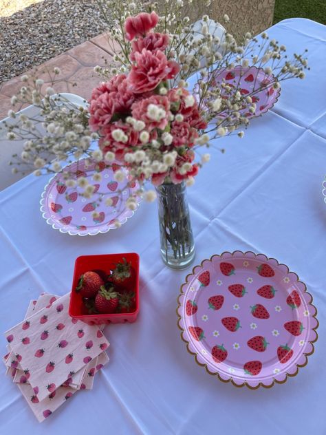 Strawberry Theme Flower Arrangement, Strawberry Brunch Theme, Berry First Birthday Flower Arrangement, Fresa Party Theme, Strawberry Birthday Party Theme Centerpieces, Strawberry First Birthday Theme Centerpieces, Strawberry Shortcake Centerpieces Ideas 1st Birthday Parties, Birthday Party Appetizers For A Crowd, Berry Themed First Birthday Decor