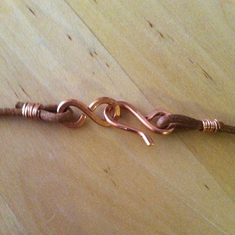 Today we feature a simple pattern by Kate Richbourg in which she show us how to make a Wire Hook Clasp. Diy Jewelry Clasp, Wire Clasp, Wire Jewelry Patterns, Make A Necklace, Necklace Clasp, Chain Maille Jewelry, Wire Jewelry Designs, Wire Wrapped Bracelet, Jewelry Clasps