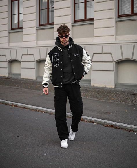 Varsity Outfit, College Outfits Men, Streetwear Outfits Men, Boys Winter Clothes, Outfits Men Streetwear, Varsity Jacket Outfit, Skor Sneakers, Winter Streetwear, Varsity Jacket Men