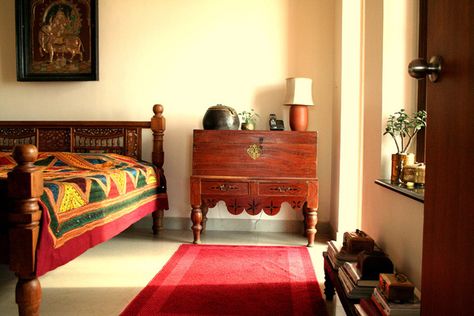 This would be the perfect example- warm colours, minimal carvings, one or two elements like the painting on the wall and the brass on the nightstand give a wonderful highlight. Decor Indian Wedding, Indian Interior Design, Home Decor Indian, Rooms Design, Teak Wood Furniture, Indian Living Rooms, Indian Interiors, Timeless Home, Ethnic Home Decor