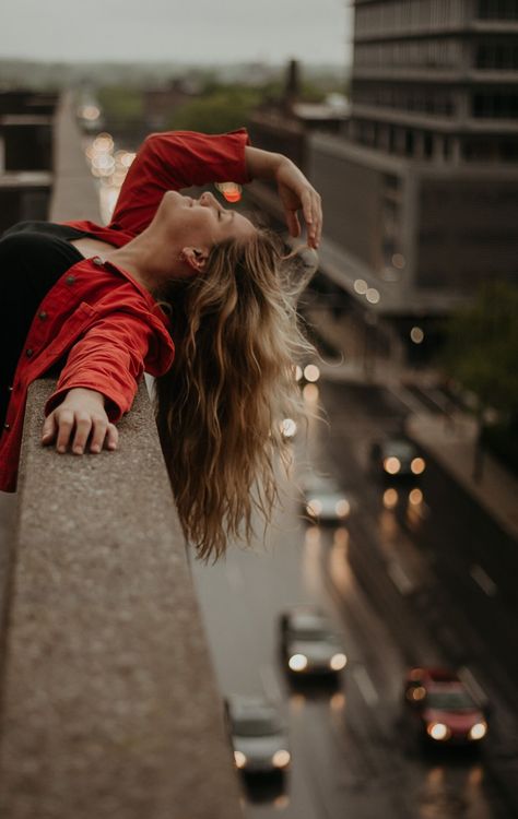 City Rain Photoshoot, Street Women Photoshoot, Photo Shoot On Bridge, Photoshoot Ideas Cloudy Day, Poses In The City Photo Ideas, Creative City Photoshoot, In The City Photoshoot Ideas, Around Town Photoshoot, Downtown Street Photography