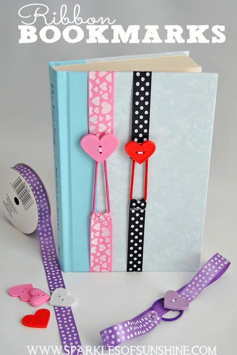 These non slip easy sew ribbon bookmarks are fun to make, and stretch to fit your book. These make perfect gifts! Buku Diy, Bookmark Diy, Diy Sy, Diy Sewing Gifts, Easy Crafts To Make, Kraf Diy, Costura Diy, Sell Diy, Paid Surveys