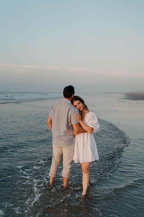 Couple Picture Ideas On Beach, Poses For Couple On Beach, Beach Pose Pre Wedding, Beach Fotos Ideas Couple, Sea Beach Pre Wedding Photography, Couples Pics On Beach, Couple Photo Idea Beach, Prenup Beach Ideas, Fancy Beach Engagement Photos