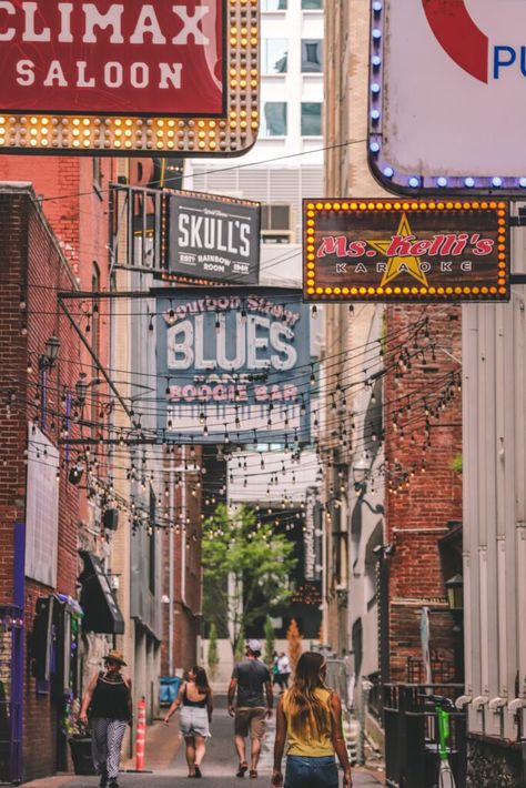 11 of the Best Things to Do in Nashville, Tennessee | Printer's Alley #simplywander Costa Rica, Printers Alley Nashville, Nashville Girls Weekend, 50 States Travel, Johnny Cash Museum, Nashville Travel Guide, American Travel Destinations, Fortuna Costa Rica, Things To Do In La