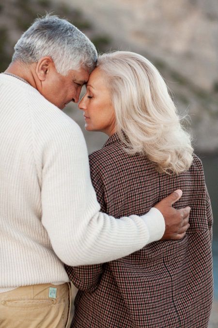 Middle Aged Couple Photography Poses, Older Couple Wedding, Old Couple Photography, Older Couple Poses, Older Couple Photography, Grandparents Photography, Vieux Couples, Shooting Couple, Big Family Photos