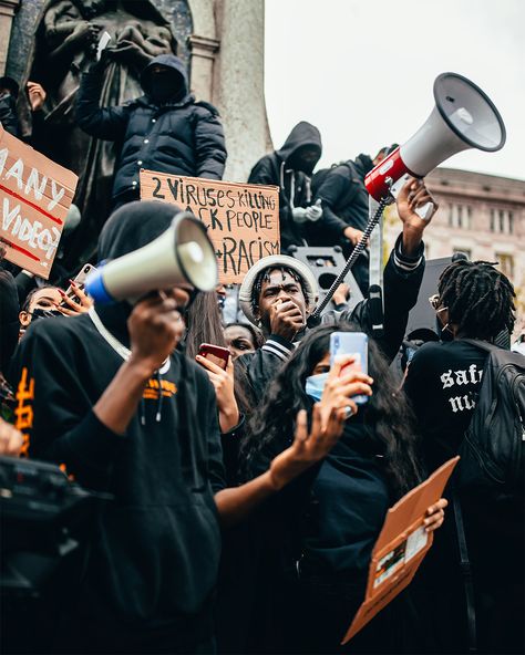 Old Protest Photos, Power Of Words Art, Protesting Aesthetic, Non Profit Aesthetic, Gen Z Protest, Protesters Photography, Black Power Aesthetic, Generation Z Aesthetic, Protest Outfit