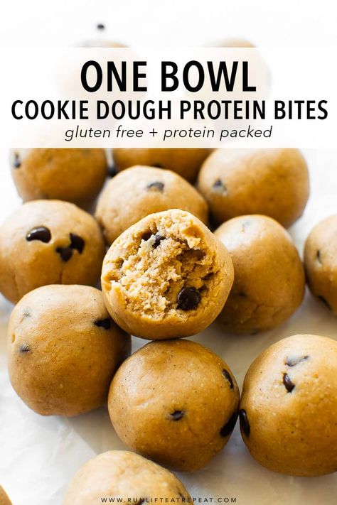 Cookie Dough Protein Bites, Pancakes Low Carb, Cookie Dough Protein, Menu Sarapan Sehat, Preworkout Snack, Protein Dinner, Healthy Protein Snacks, Snack Healthy, Protein Bites