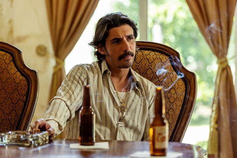 narcos mexico netflix Narco Outfit Men, Carribean Fashion, Narcos Mexico, Queen Of The South, Saints And Sinners, Western Chic, Power Dressing, Neo Noir, Very Funny Pictures