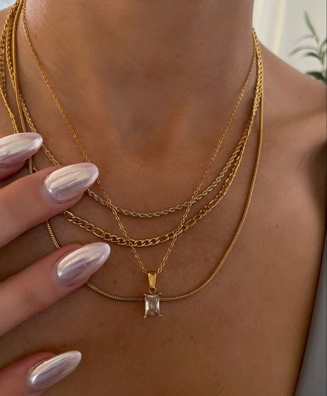 Necklace Stack Everyday, Gold Necklace Layered Dainty, Simple Layer Necklace, Womens Layered Necklace, Dainty Stackable Necklaces, Everyday Layered Gold Necklaces, Gold Classy Necklace, Chic Necklace Stack, Stacking Silver And Gold Necklaces