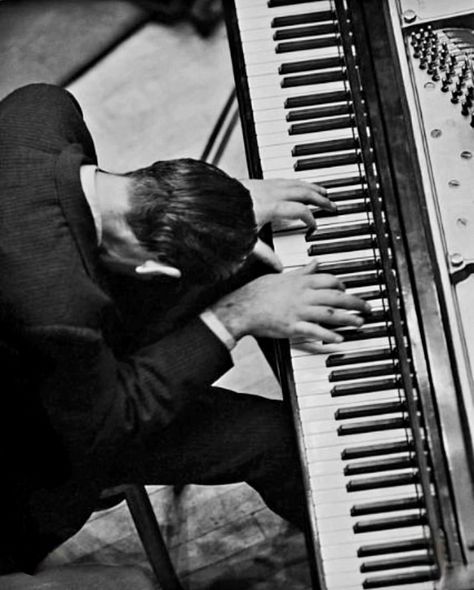 Bill Evans (Photo by Jim Marshall, 1961) #jazz #jazzy #piano #jazzpiano #pianoplayer #music #musiclover #musician #musicianslife… | Instagram 50s Musicians, Man Playing Piano Drawing, Jazz Piano Aesthetic, Dancing To Music Aesthetic, Jazz Music Aesthetic, Vintage Jazz Aesthetic, People Playing Music, Music Feeling, Jazz Aesthetic