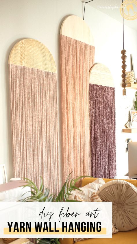 3 ways to create a fiber art wall hanging diy with yarn » NEVER SKIP BRUNCH Diy Fiber Art, Info Wall, Koti Diy, Fiber Art Wall Hanging, Fiber Wall Art, Diy Boho Decor, Yarn Wall Art, Diy Wall Art Decor, Yarn Wall Hanging