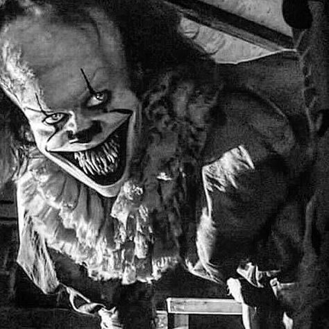 Horror Knight on Instagram: “Crawling out of bed on a Saturday 😁🎈 Happy Weekend Creeps 😱 . . #WakeyWakey #WeekendVibes #Pennywise #IT #StephenKingsIT #FeedYourFear…” Horror Pics, Stephen Kings, Shadow Monster, The Legend Of Sleepy Hollow, Clown Horror, Horror Photos, Horror Drawing, Ghost World, Pennywise The Clown