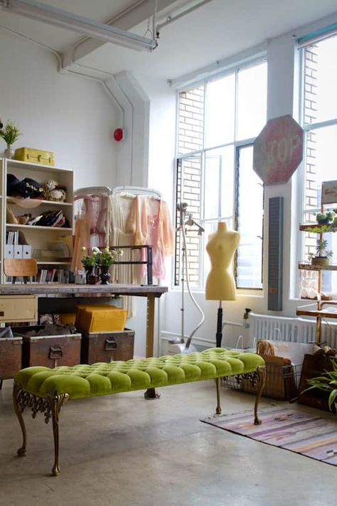 Fashion Design Studio Workspaces, Design Studio Space, Vitrine Design, Design Studio Workspace, Vintage Apartment, Fashion Designer Studio, Sewing Room Design, Room Deco, Vintage Studio