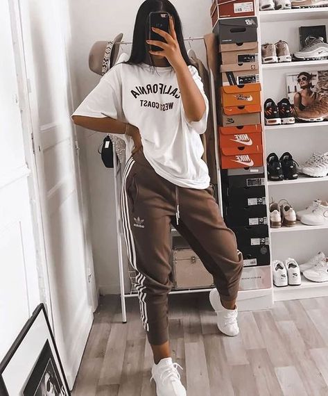 Outfits para lucir tu ropa de invierno. – Gold Girl's Diary Female Joggers Outfit, Comfy Dressy Outfits Winter, Natural Color Outfits, Outfit Comodo, Bekväma Outfits, Looks Adidas, Alledaagse Outfits, Populaire Outfits, Teenage Outfits