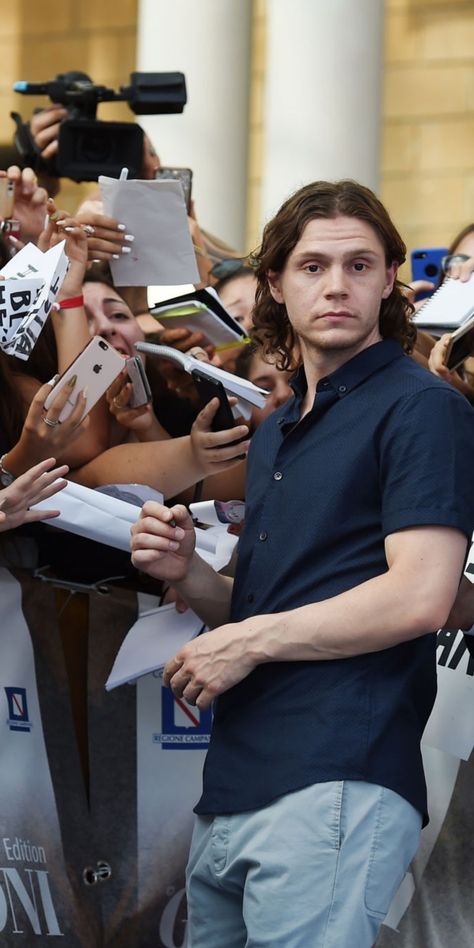 Evan Peters Brown Long Hair Aesthetic Art / GIF / Icon / Header / Wallpaper Brown Long Hair Aesthetic, Evan Peters Long Hair, Evan Peters Gif, Long Hair Aesthetic, Header Wallpaper, Brown Long Hair, Gif Icon, Hair Aesthetic, Long Brown Hair