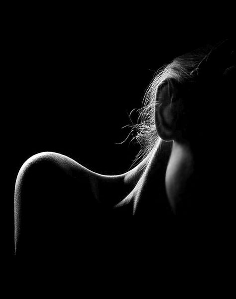 Chiaroscuro, Photographie Art Corps, Low Key Photography, Body Photography, Foto Art, Foto Inspiration, Black White Photos, Black N White, 인물 사진