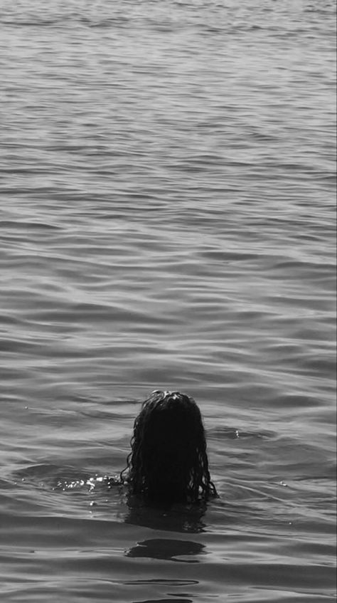 B And W Aesthetic, Beach Aesthetic Black And White, Faceless Beach Pics, Black And White Beach Aesthetic, Faceless Poses, Film Moodboard, Beach Core, Insta Theme, Inspo Foto