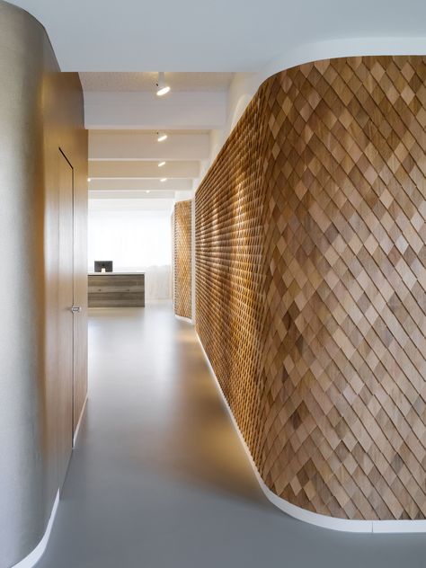 It is all about the details | Wood Paneling by Bruce B./Emmy B. Design Agency Offices Timber Feature Wall, Curved Walls, Hus Inspiration, Design Del Prodotto, Wall Cladding, Wall Treatments, Commercial Design, Commercial Interiors, Interior Walls