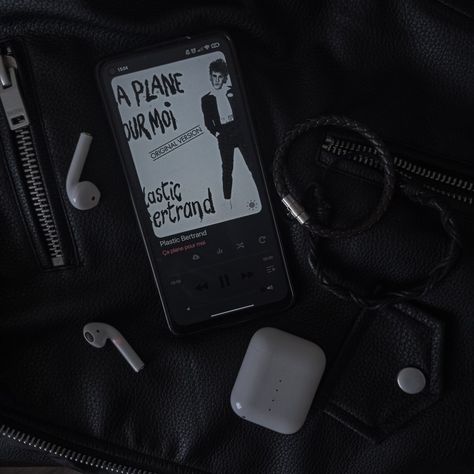 • song • music • headphones • aesthetic • minimalistic • dark • rock n roll • контент • музыка • плейлист • наушники • эстетика • lifestyle • dark • песн�я • минимализм • Rock Dark Aesthetic, Headphones Aesthetic Dark, Music Headphones Aesthetic, Rock And Roll Aesthetic, Aesthetic Rock, Songs Aesthetic, Rock N Roll Aesthetic, Cafe Music, Song Aesthetic