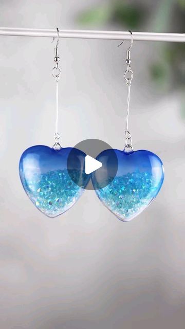 Resin Heart Pendant, Uv Resin Ideas, Uv Resin Tutorial, Resin Jewelry Ideas, Heart Necklace Diy, Resinart Ideas, Resin Art Ideas, Uv Resin Crafts, Resin Pendant Tutorial