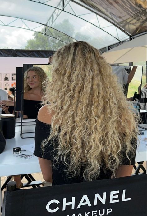 Balayage, Long Blond Curly Hairstyles, Very Curly Blonde Hair, Long Curly Hair Blonde Highlights, Blonde Natural Curly Hair, Platinum Blonde Curly Hair, Curly Hair Blonde Highlights, Blonde Curly Hair Natural, Curly Beach Hair