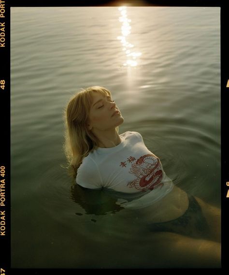 Jeans In Water Photoshoot, Creative Beach Photography, Vintage Film Photography, Grafika Vintage, Lake Photoshoot, Analog Photography, 35mm Photography, Film Photography 35mm, Photographie Inspo